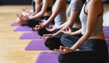 grupo-jovenes-deportistas-practicando-yoga-clase-haciendo-meditacion-postura-loto-espacio-copia-yoga-fitness-ejercicio-estilo-vida-sanitario-gimnasio_56587-601